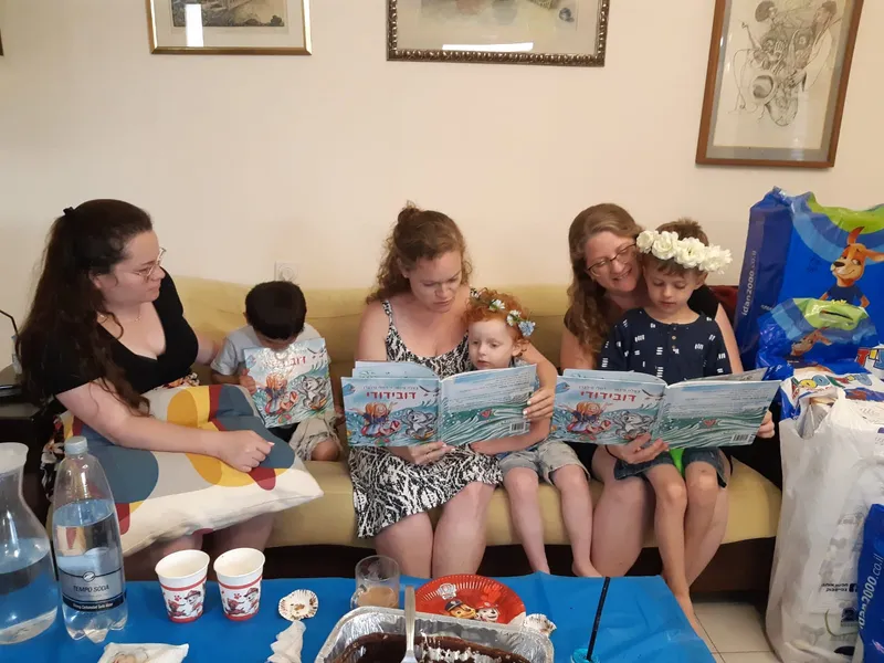 עדי רם, בלוגרית ואשת שיווק, בשעת סיפור משפחתית